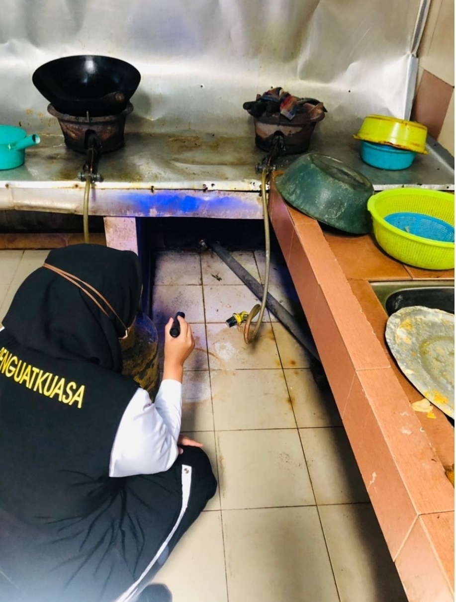 东:丹卫生局检举,2家食店被勒令关闭14天。