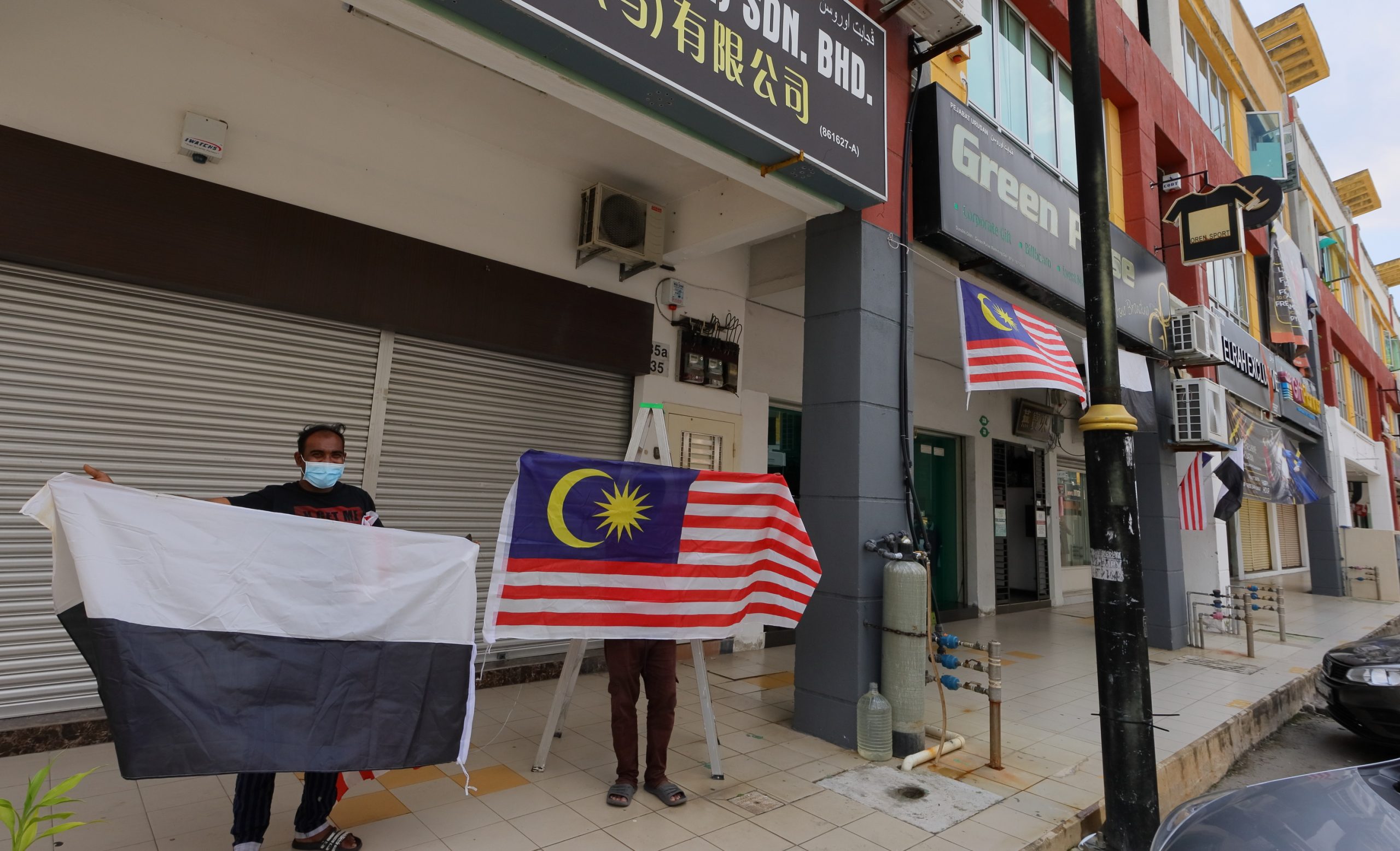 东封面：3天期限挂国州旗否则罚款500