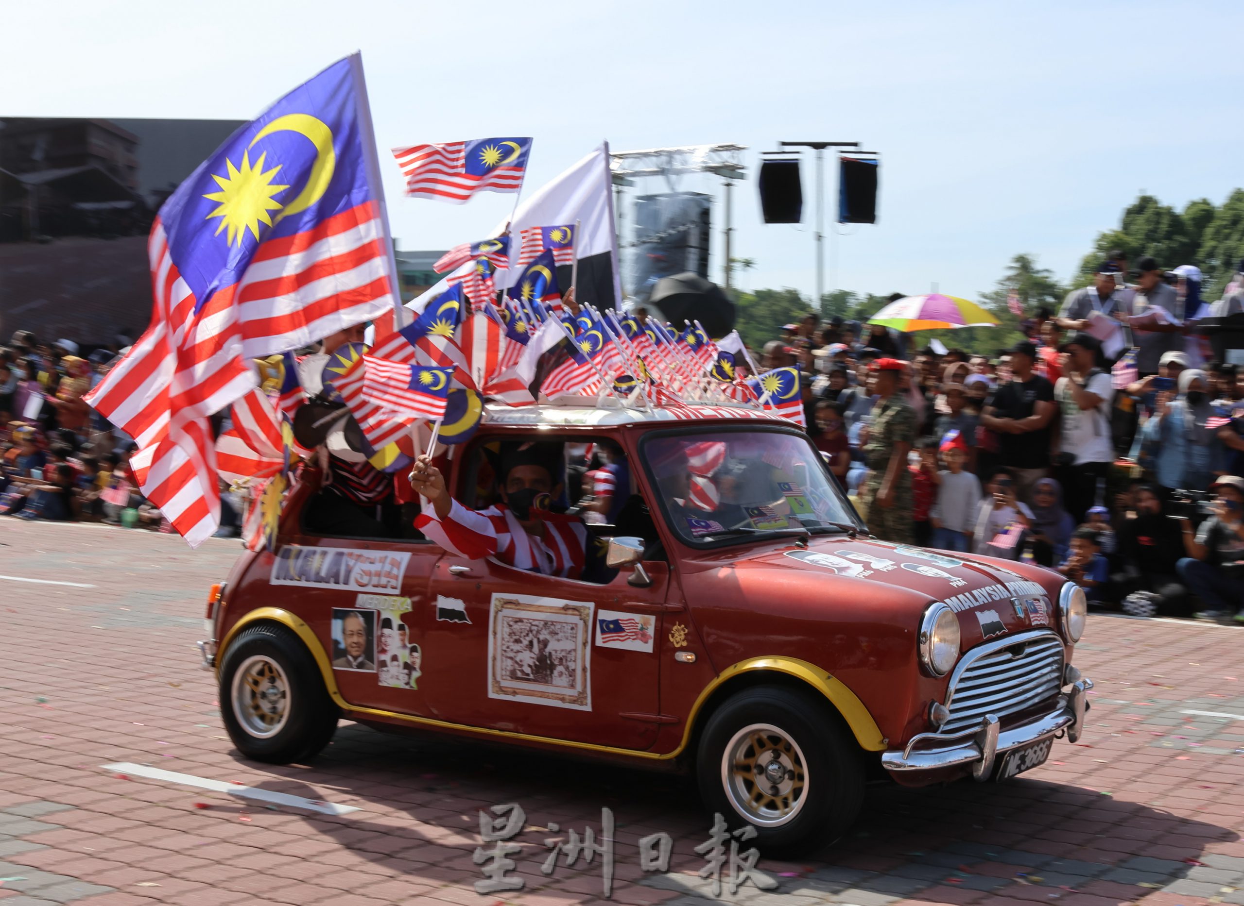 东封面：阔别疫情两年后，第65周年国庆日庆典在关丹阁文丁草场盛大举行。