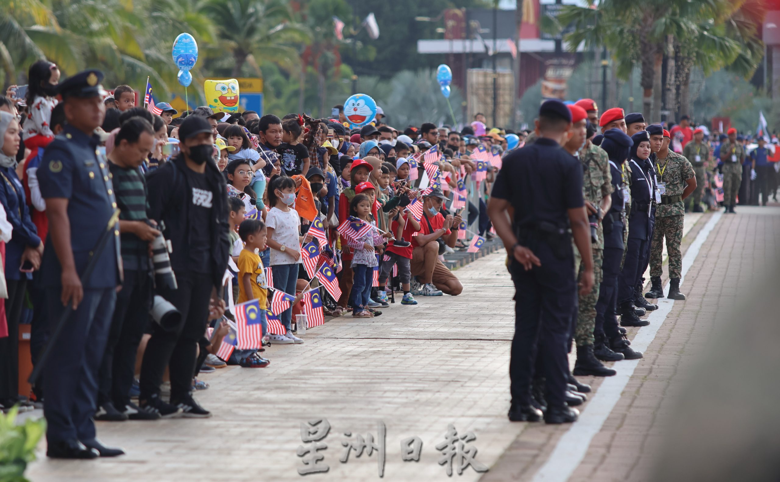 东封面：阔别疫情两年后，第65周年国庆日庆典在关丹阁文丁草场盛大举行。