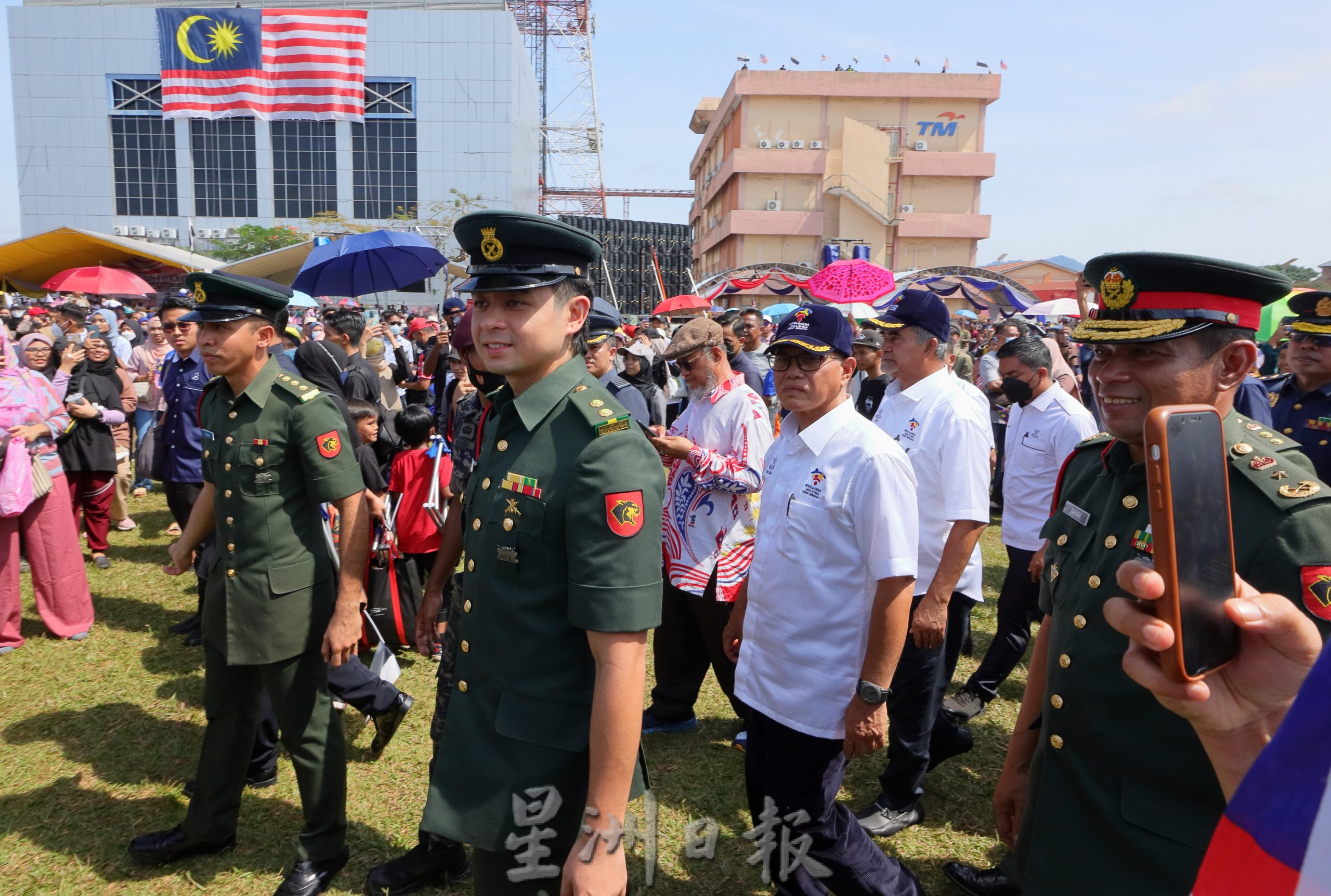 东封面：阔别疫情两年后，第65周年国庆日庆典在关丹阁文丁草场盛大举行。