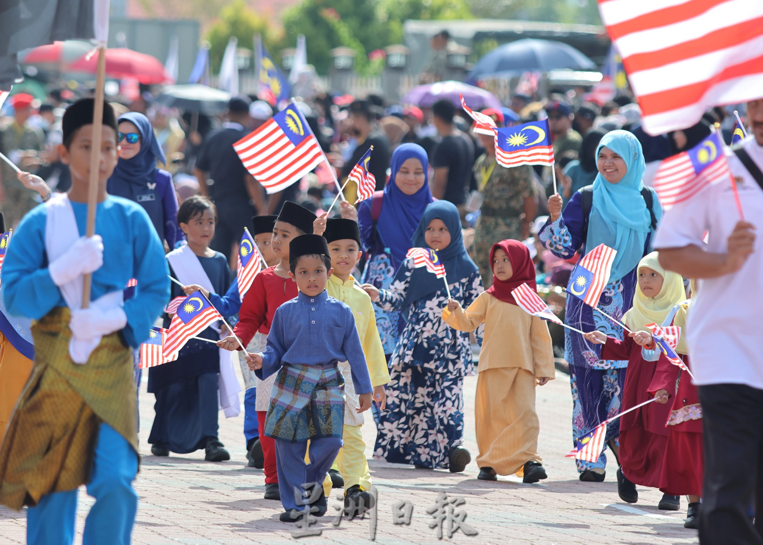 东封面：阔别疫情两年后，第65周年国庆日庆典在关丹阁文丁草场盛大举行。