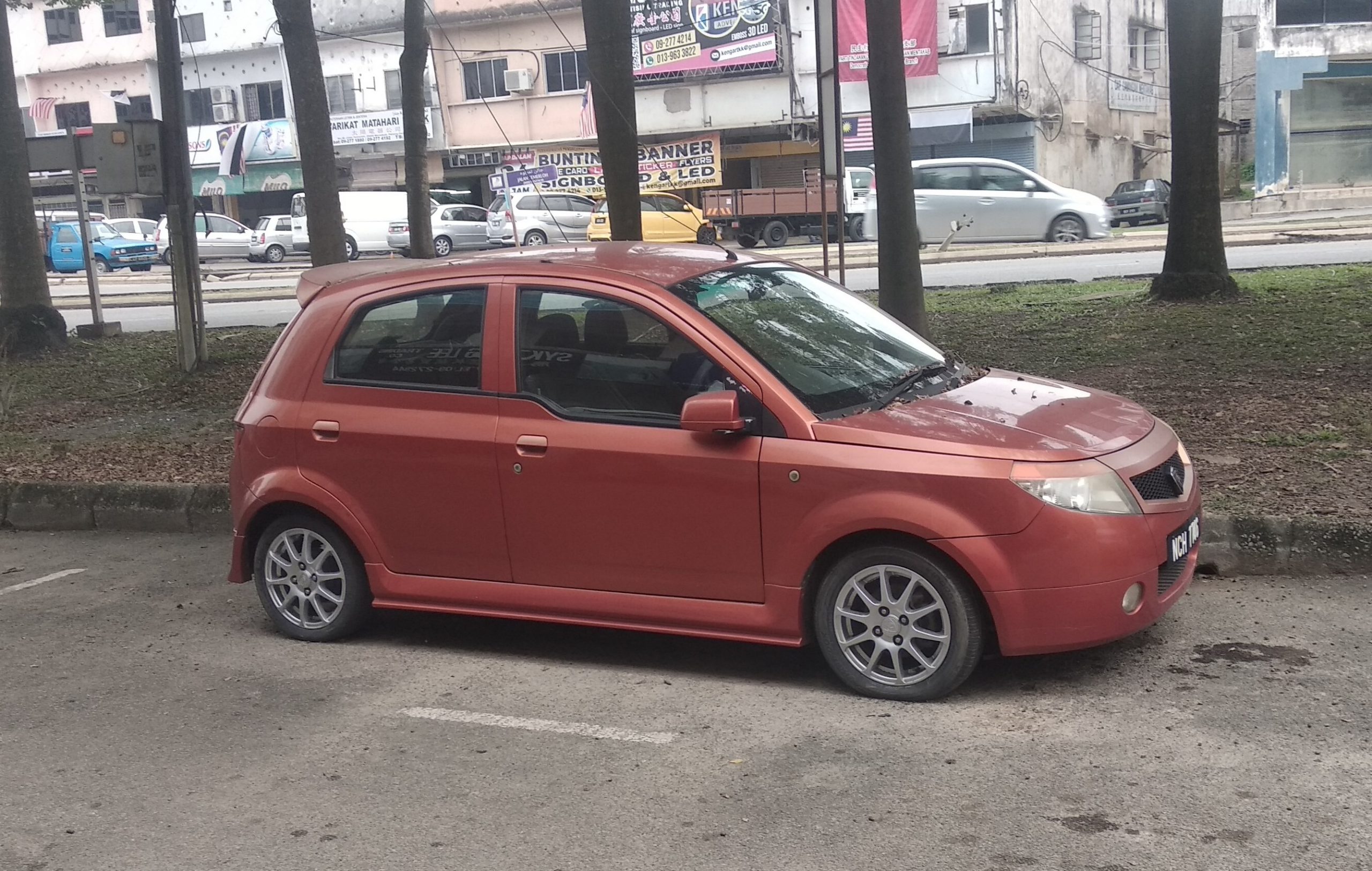 东:一辆普腾轿车停放在文德甲淡马鲁路商业区至少三个月无人驾驶,附近商家怀疑是报失车辆。