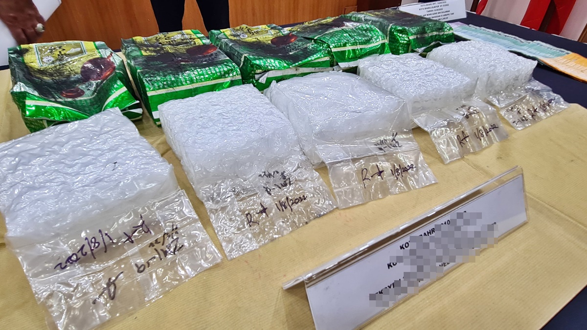 东:丹警根据情报展开取缔,起5公斤冰毒及其他毒品,捕2男。