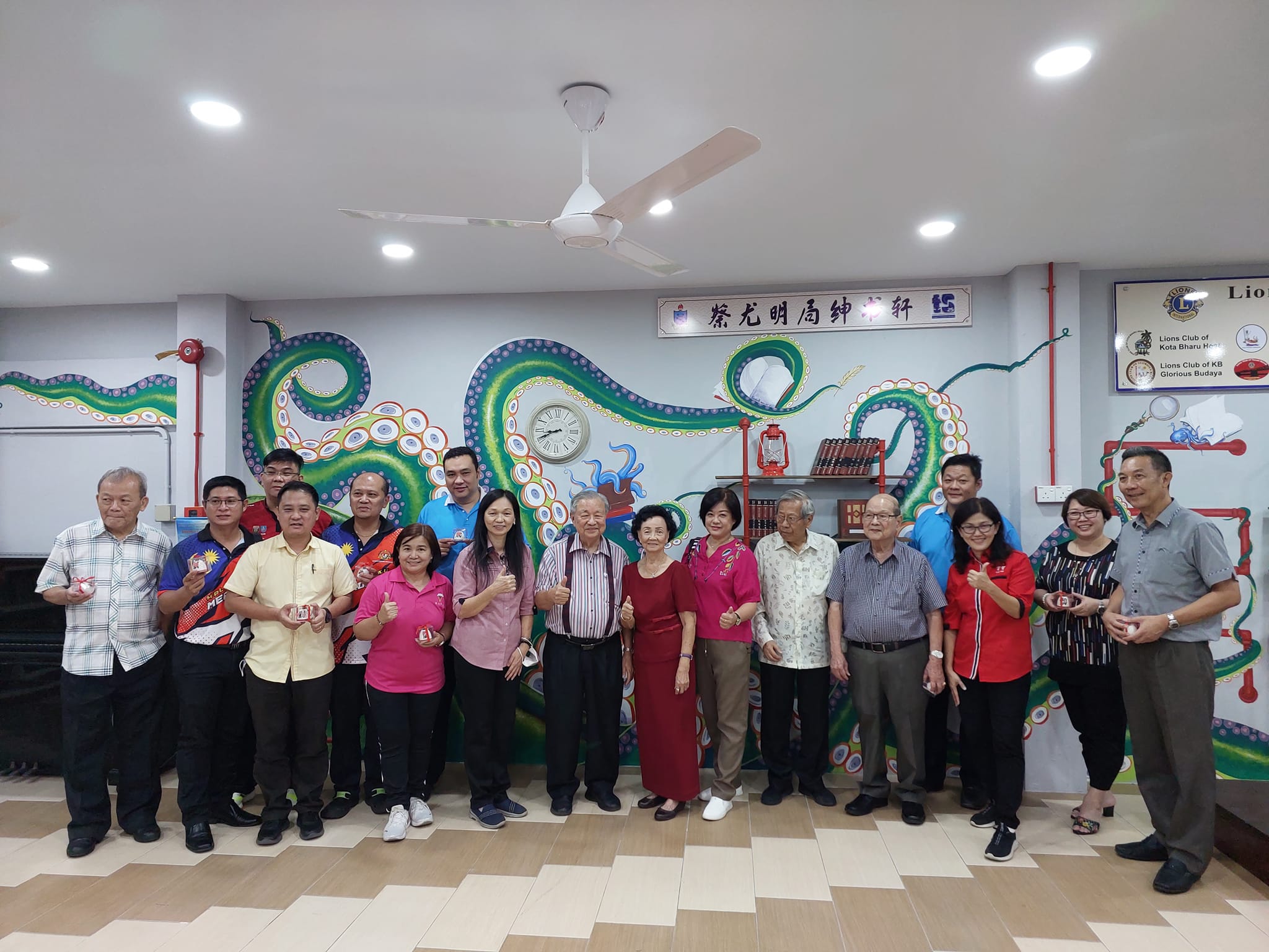 东:哥打峇鲁培植华小获该校署理董事长蔡尤明局绅慷慨捐助2万令吉提升图书馆,校方特以“蔡尤明太平局绅书轩”命名。