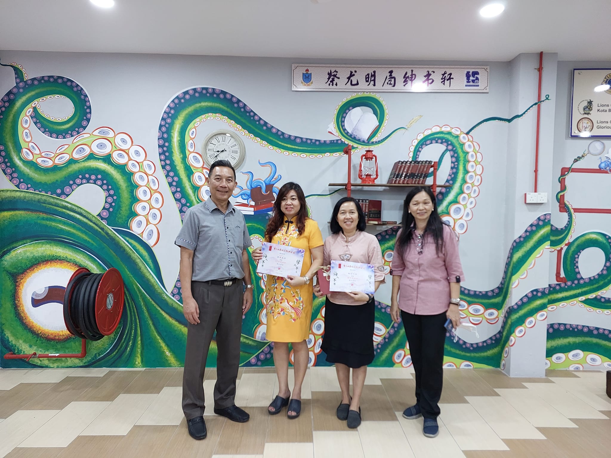 东:哥打峇鲁培植华小获该校署理董事长蔡尤明局绅慷慨捐助2万令吉提升图书馆,校方特以“蔡尤明太平局绅书轩”命名。