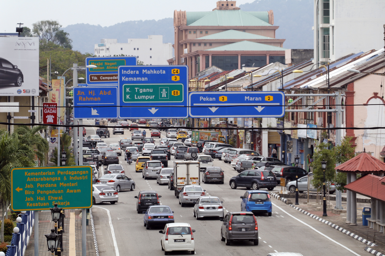 东:商家高度配合繁忙时段禁卸货措施,实施至今仅5违规司机接罚单。