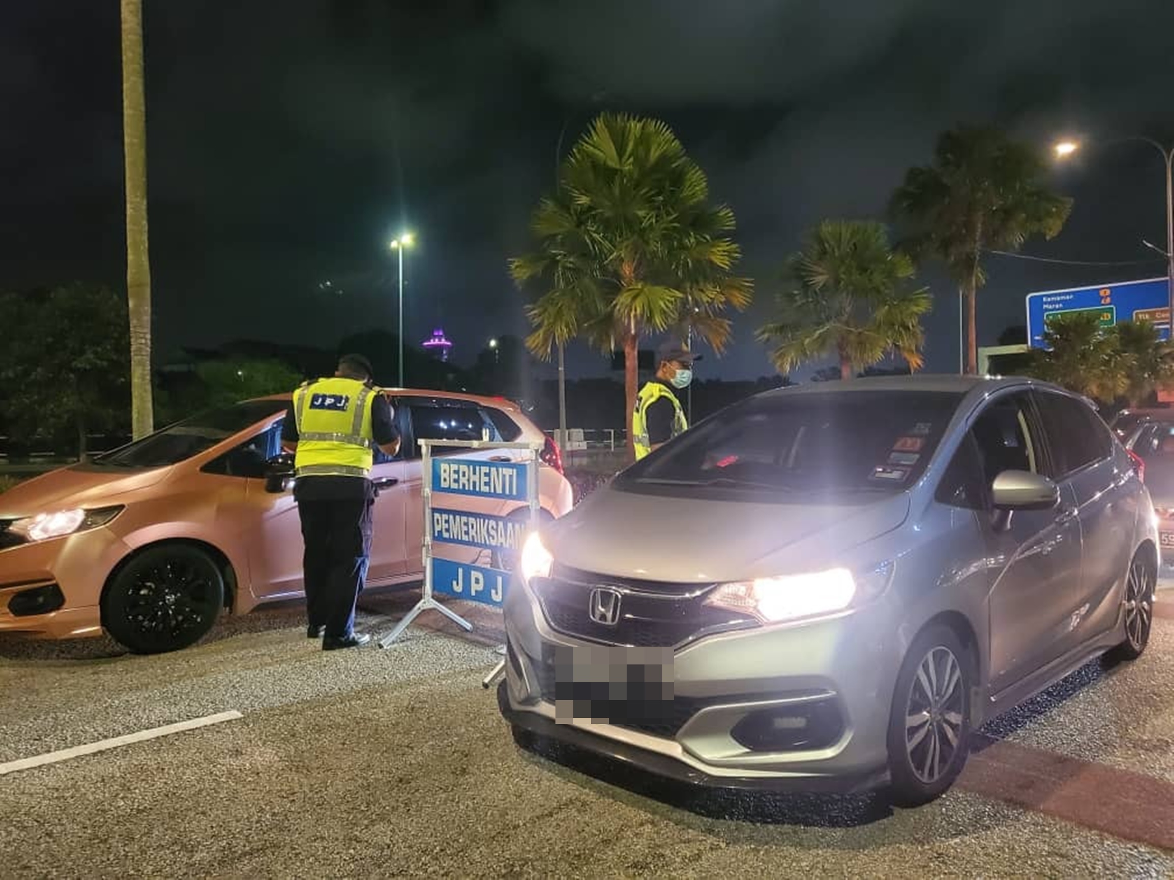 东:彭陆交局“局长行动”开出75罚单。