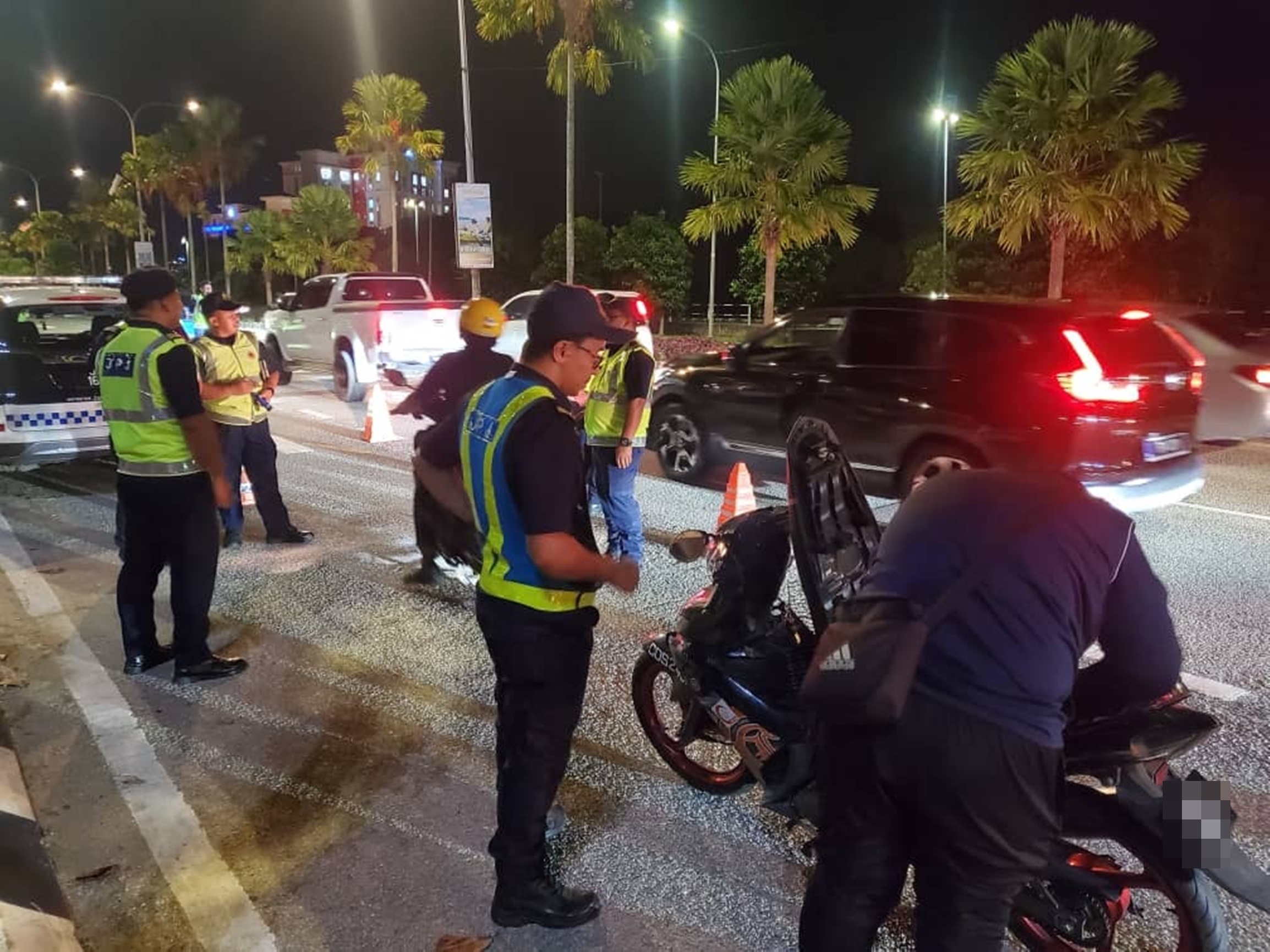 东:彭陆交局“局长行动”开出75罚单。