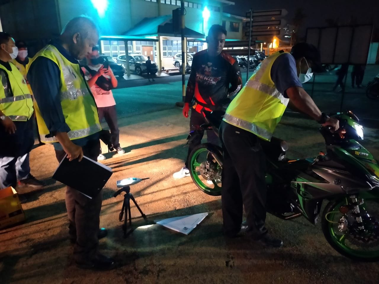 东：摩托车排气管的声量超标，登州环境局开出17张罚单。