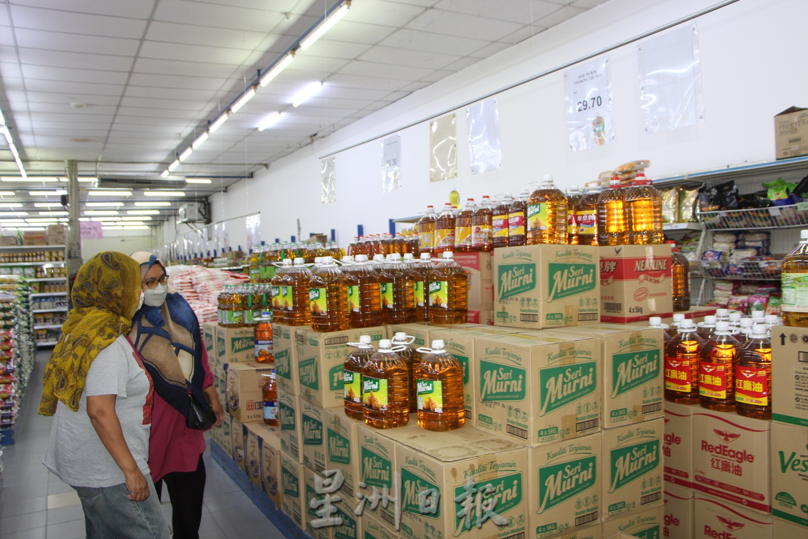 东:政府宣布8日起5公斤罐装食油顶价为34.70令吉,超市估计将蒙受数万令吉亏损