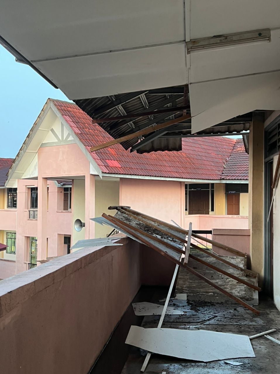 东：暴风雨大面积破坏直凉华小D建筑屋顶