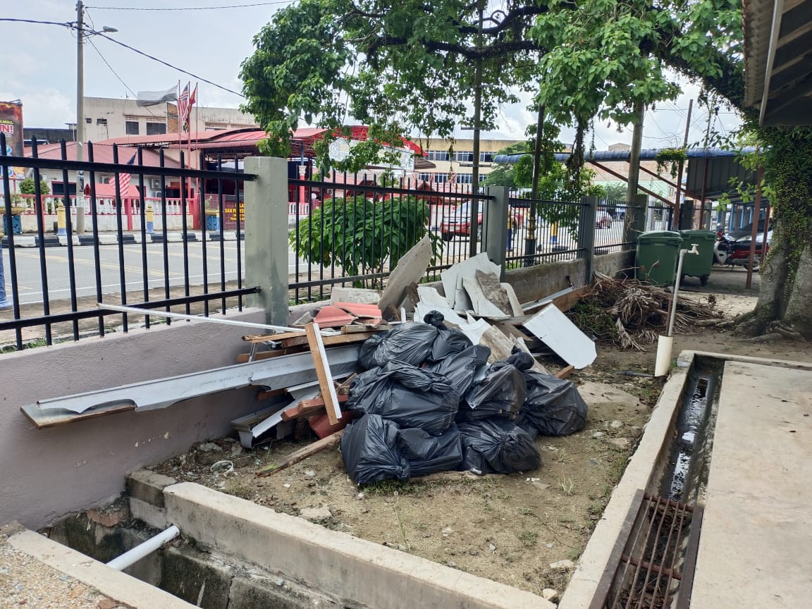 东：暴风雨大面积破坏直凉华小D建筑屋顶