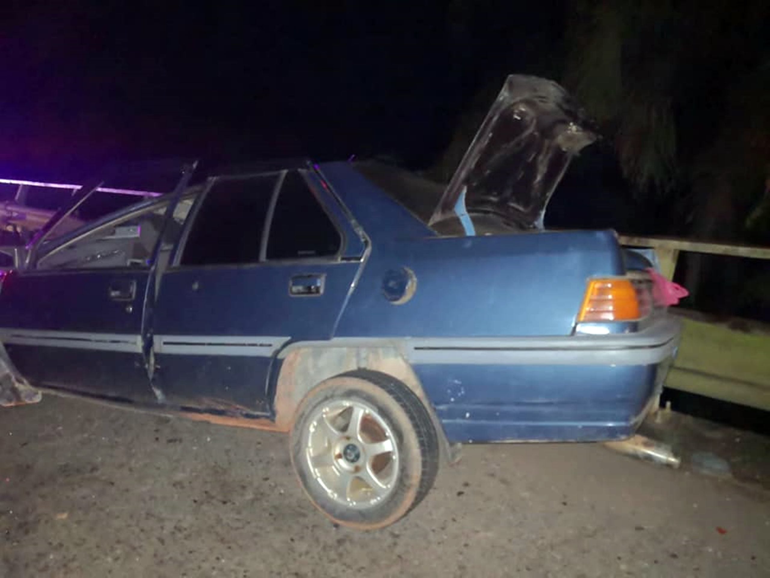 东:格拉东往马口路罗里与2车相撞,酿3死3伤车祸。