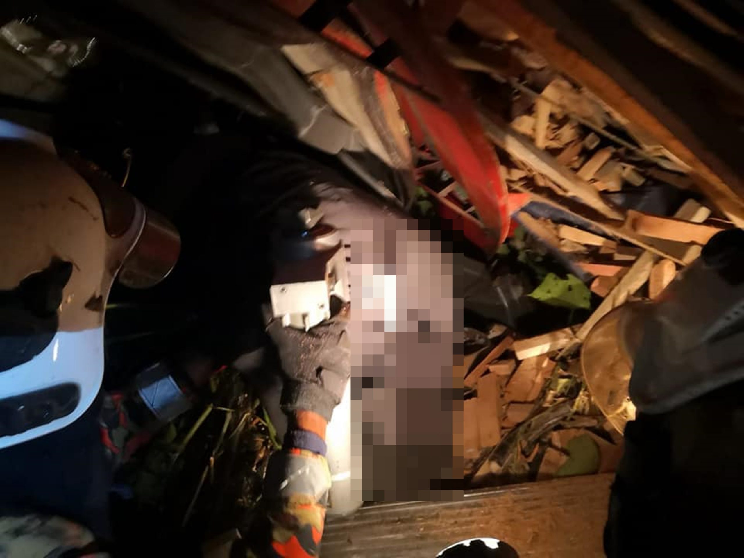 东:格拉东往马口路罗里与2车相撞,酿3死3伤车祸。