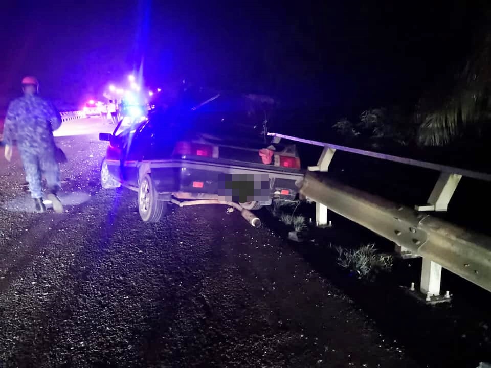 东:格拉东往马口路罗里与2车相撞,酿3死3伤车祸。