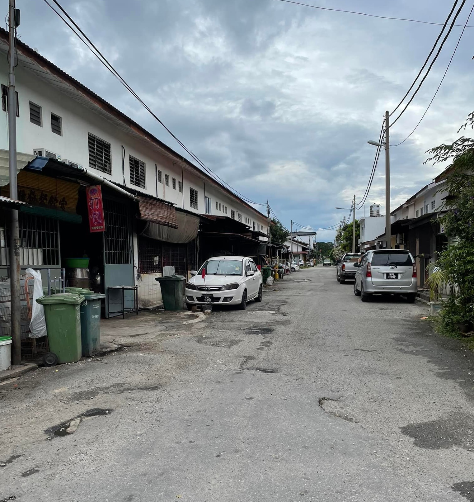 东:玻璃口新村道路破烂