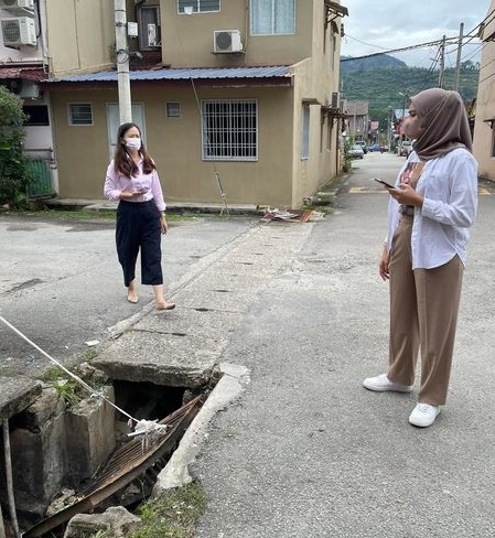 东:玻璃口新村道路破烂