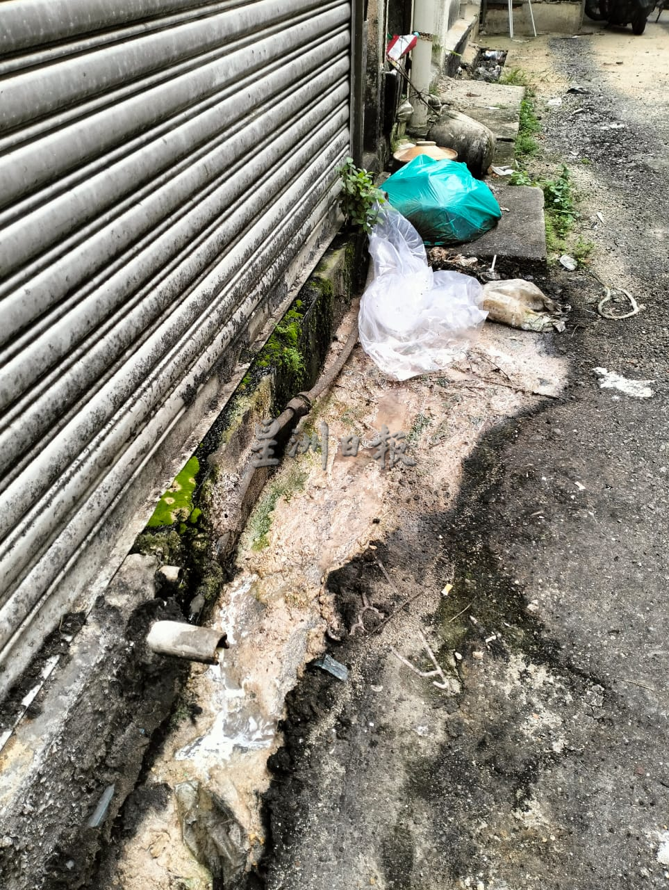 瓜登市哥打拉玛路商店后巷的沟渠问题丛生，不但坍塌、阻塞，还有店面厨房扩建到沟渠的上方，导致沟渠无法获得清理