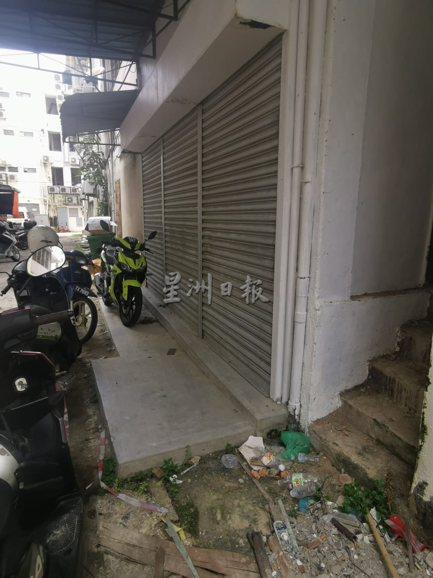 瓜登市哥打拉玛路商店后巷的沟渠问题丛生,不但坍塌、阻塞,还有店面厨房扩建到沟渠的上方,导致沟渠无法获得清理