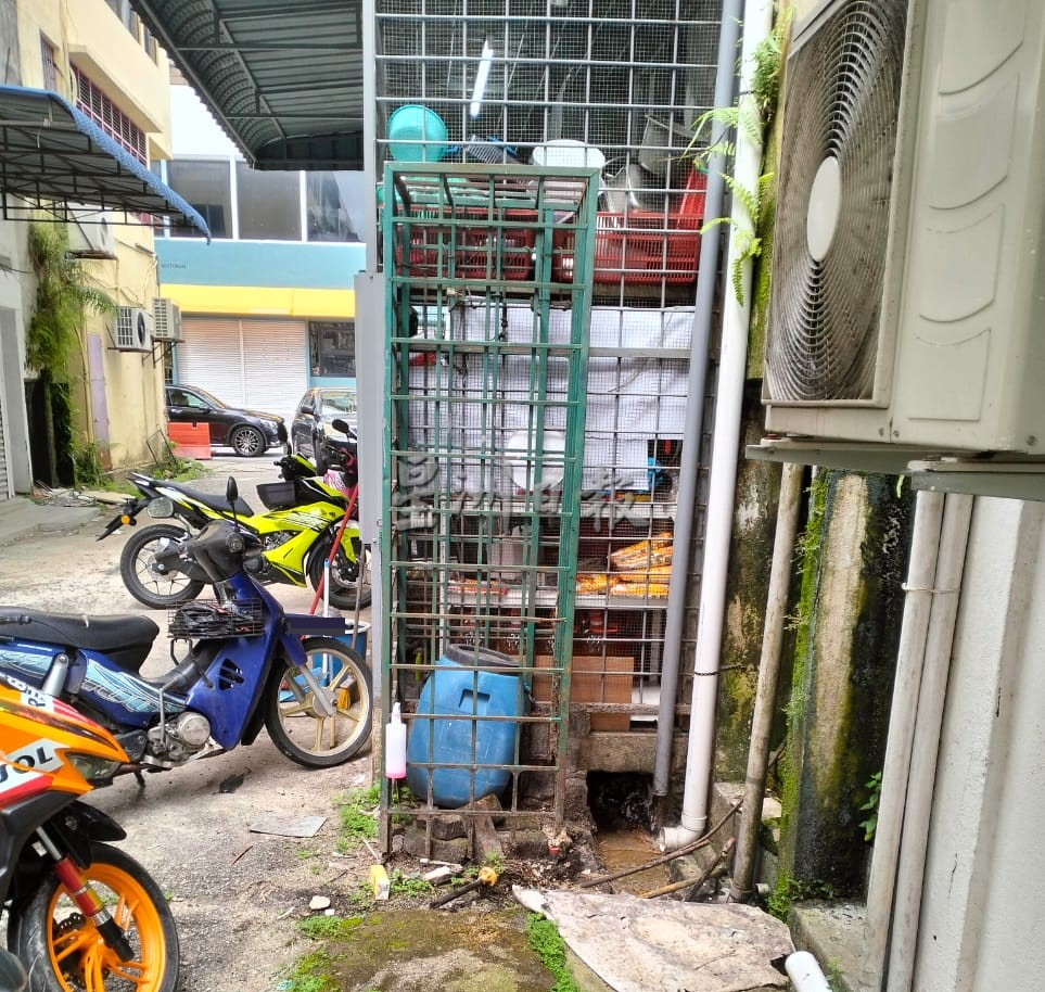 瓜登市哥打拉玛路商店后巷的沟渠问题丛生,不但坍塌、阻塞,还有店面厨房扩建到沟渠的上方,导致沟渠无法获得清理