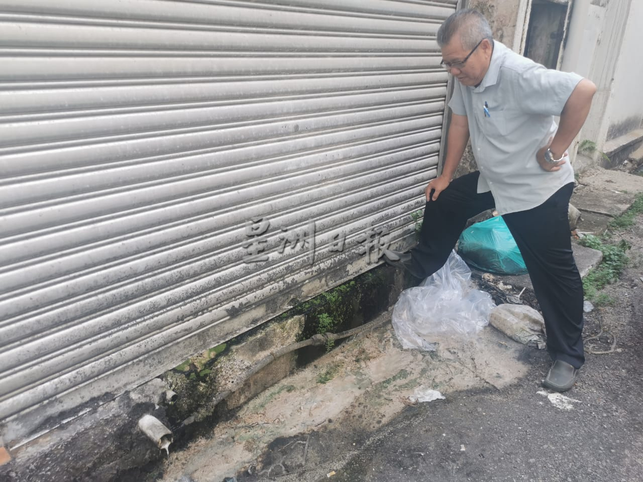 瓜登市哥打拉玛路商店后巷的沟渠问题丛生,不但坍塌、阻塞,还有店面厨房扩建到沟渠的上方,导致沟渠无法获得清理