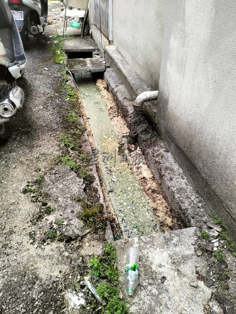 瓜登市哥打拉玛路商店后巷的沟渠问题丛生，不但坍塌、阻塞，还有店面厨房扩建到沟渠的上方，导致沟渠无法获得清理