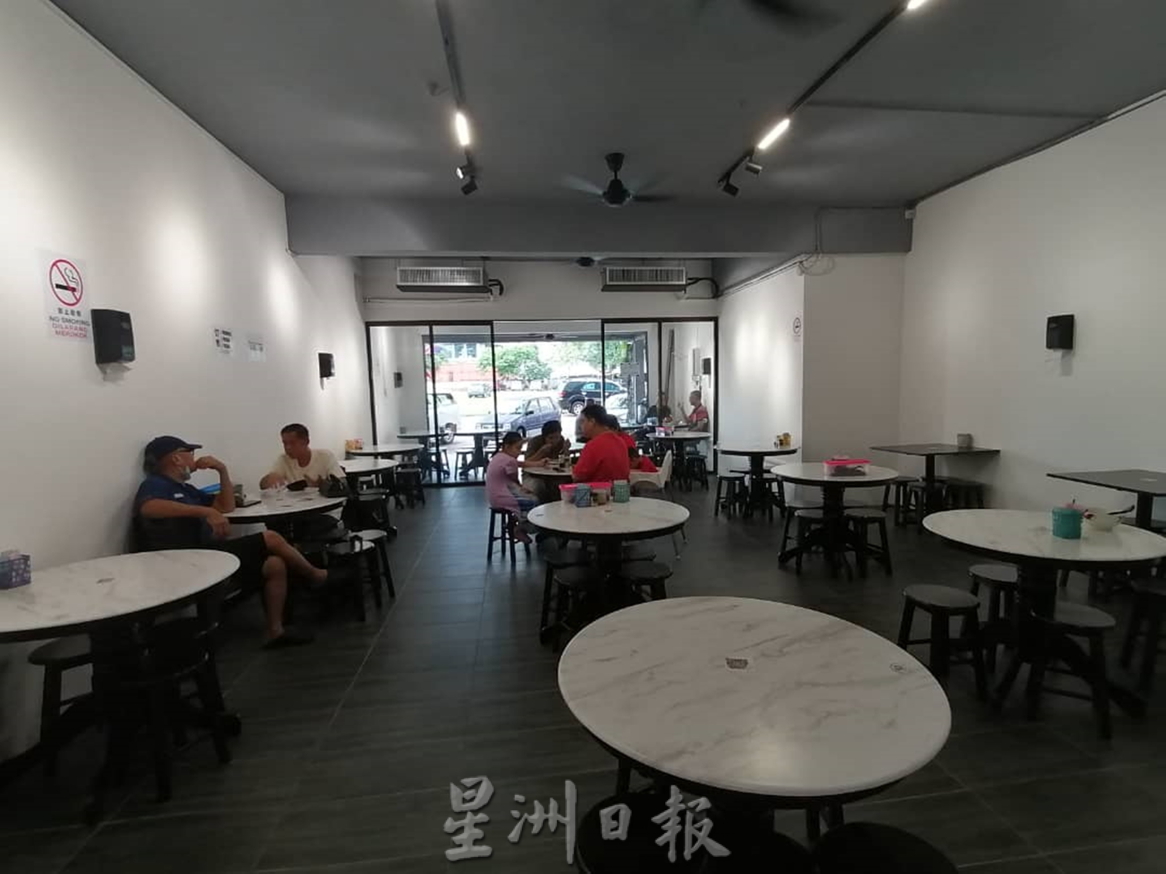 东:疫情期间员工难请,顾客自助取餐成餐饮业新趋势。