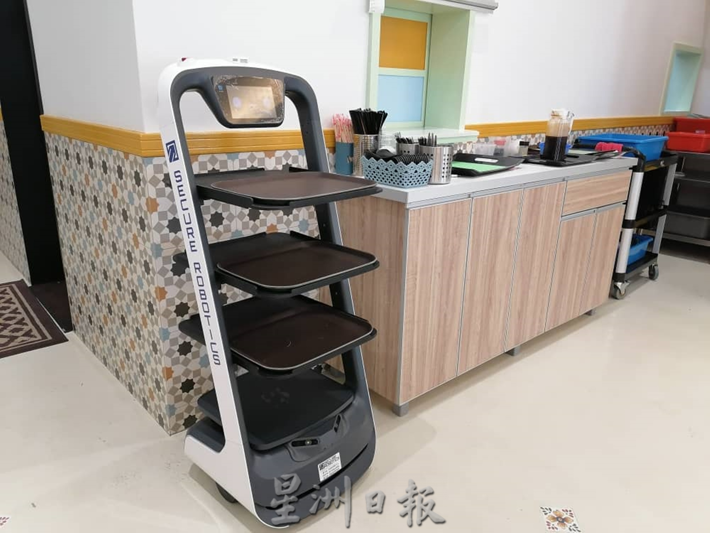 东:疫情期间员工难请,顾客自助取餐成餐饮业新趋势。