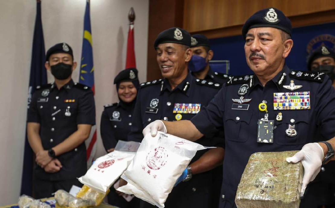 东:短短3天,丹州警方毒品罪案调查组在的取缔行动中,共逮捕301名吸毒者和贩毒者,起获市值81万4612令吉25仙毒品。