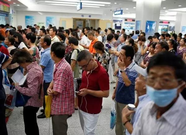中国“看病难” 挂号找黄牛代办贵4倍