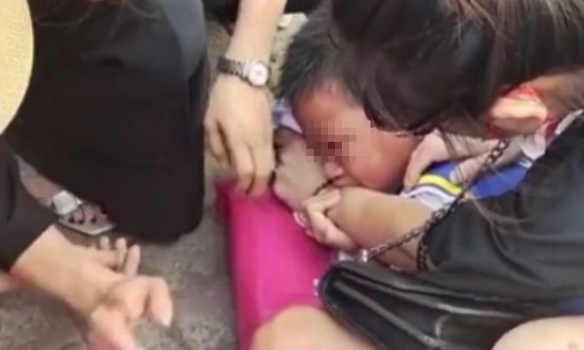 中国屁孩要不到玩具当街狂咬妈妈不松口 连警察都来劝