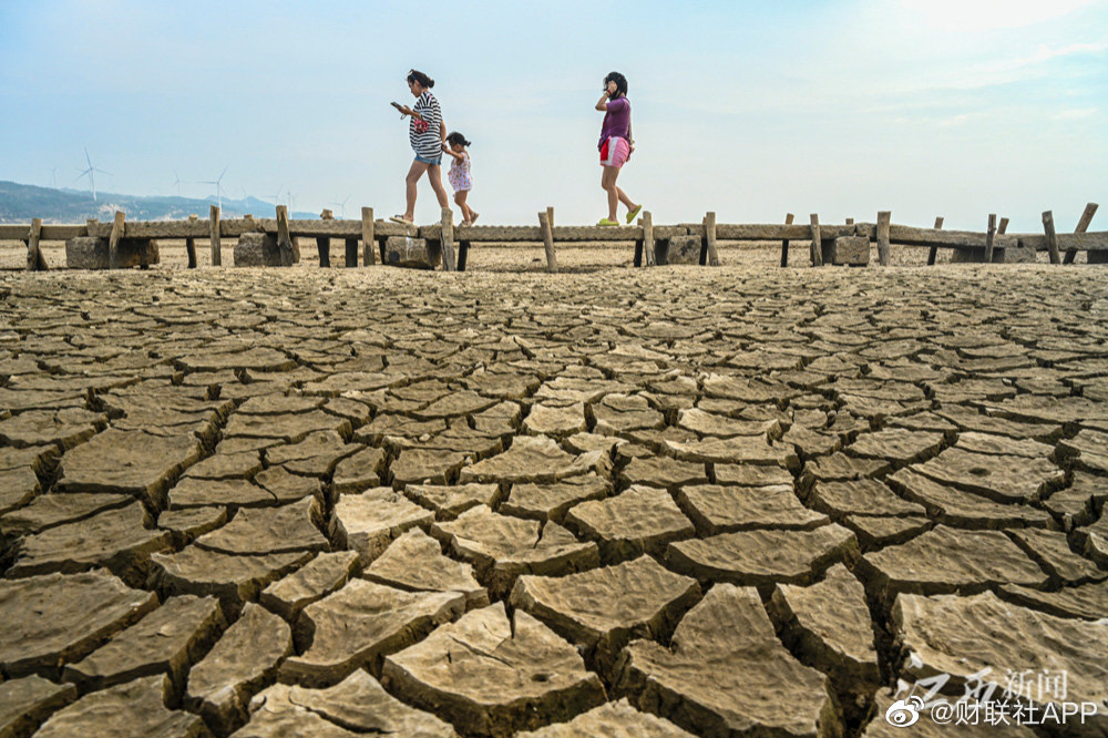 中国鄱阳湖乾涸水下古桥现踪　明朝2930公尺长“千眼桥”重新见客