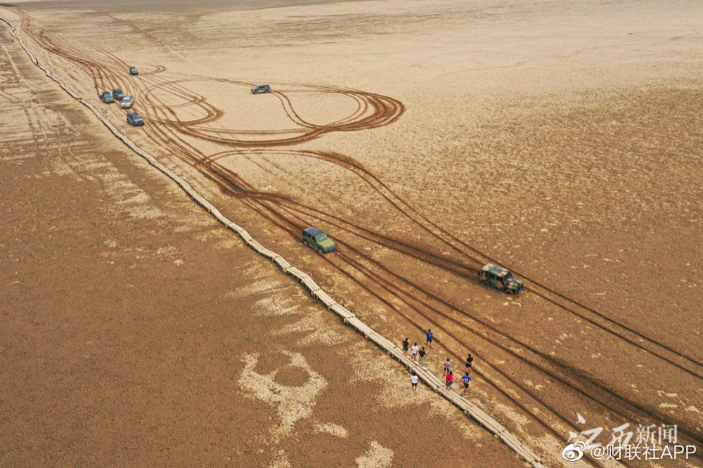 中国鄱阳湖乾涸水下古桥现踪　明朝2930公尺长“千眼桥”重新见客