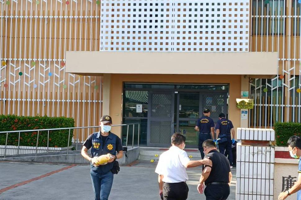 中年汉持双刀追斩警员 遭开13枪制服