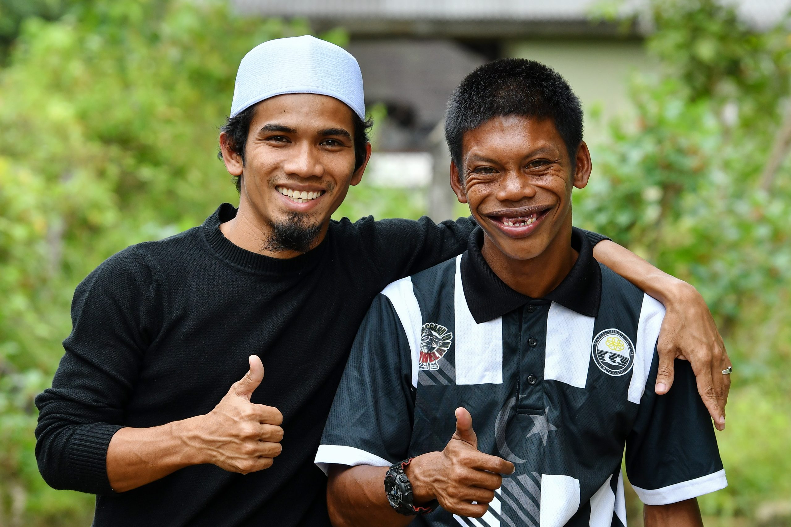 一名发展迟缓（lembam）的青年凭着自然真实、搞笑和坦率的性格拍摄视频，在YouTube领域创出属于自己的一片蓝天！