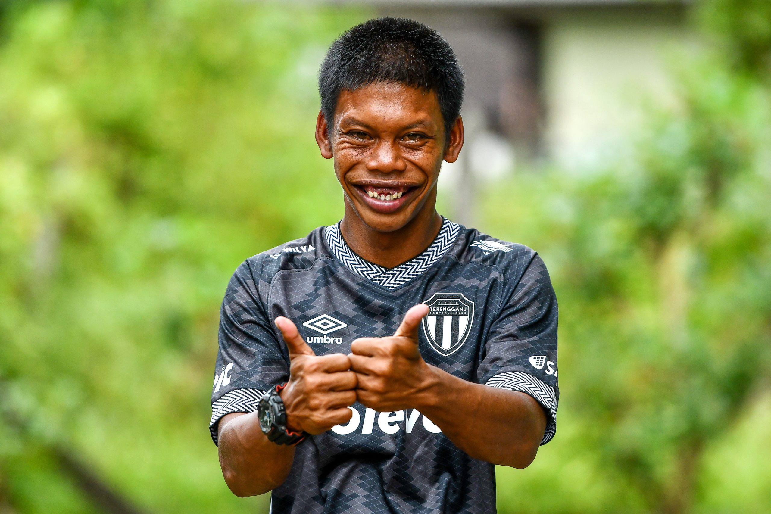 一名发展迟缓（lembam）的青年凭着自然真实、搞笑和坦率的性格拍摄视频，在YouTube领域创出属于自己的一片蓝天！