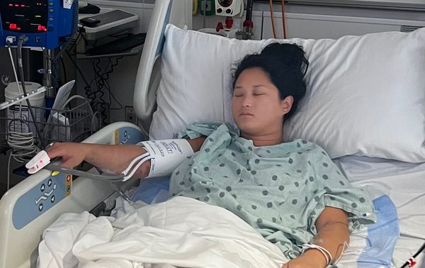 乘船游湖遭游艇猛撞 双腿被绞断女子崩溃