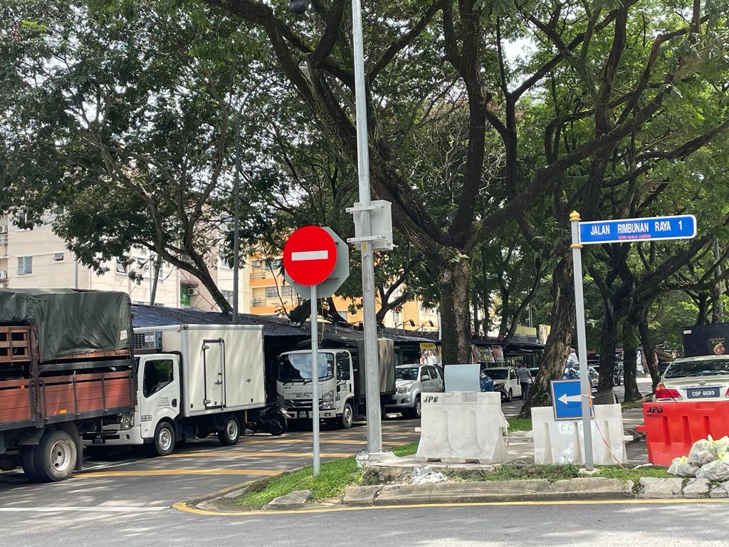 余保凭促检讨餐车准许 “把停车场还给人民”