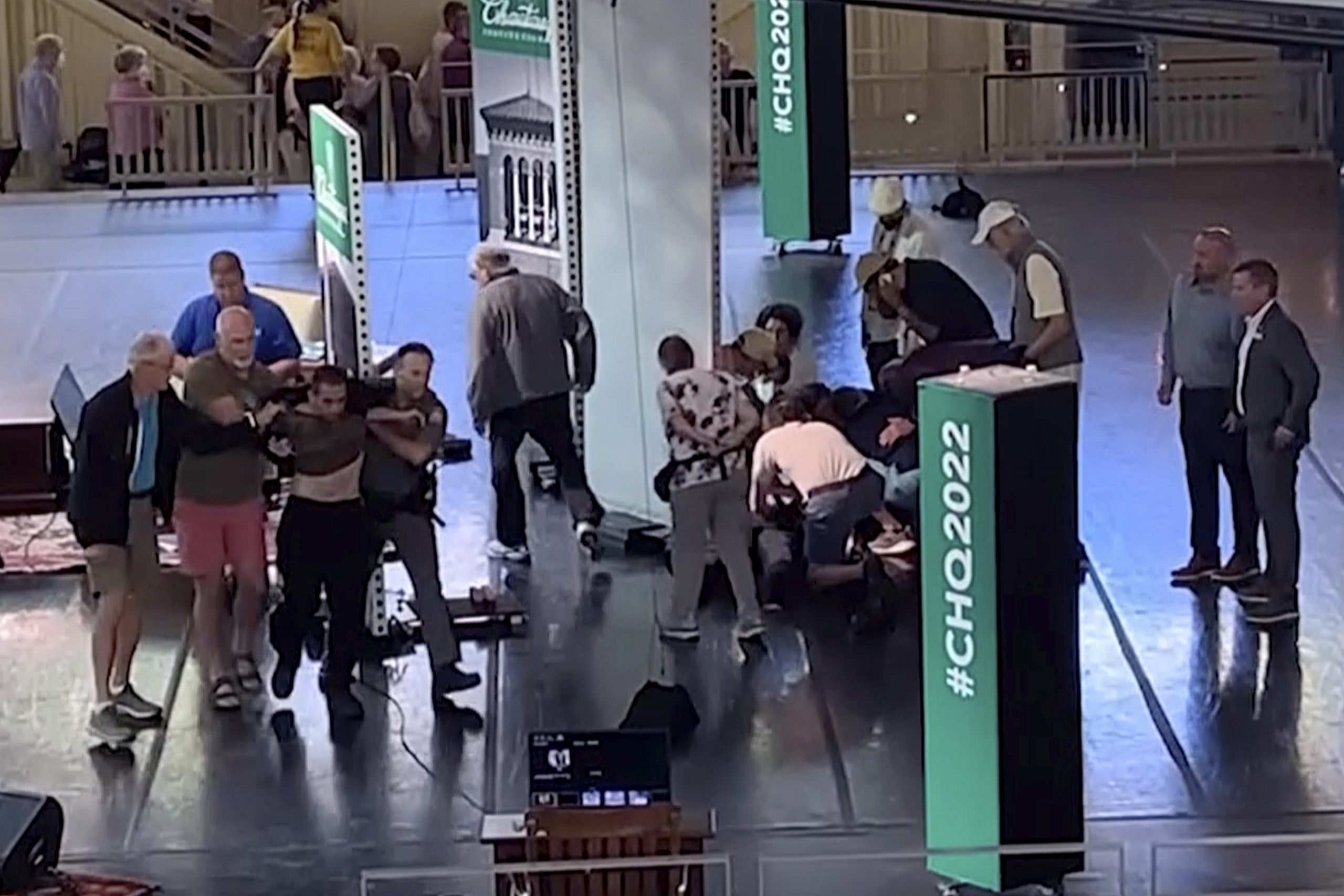 作家鲁西迪纽约演讲遇刺或失去一只眼睛