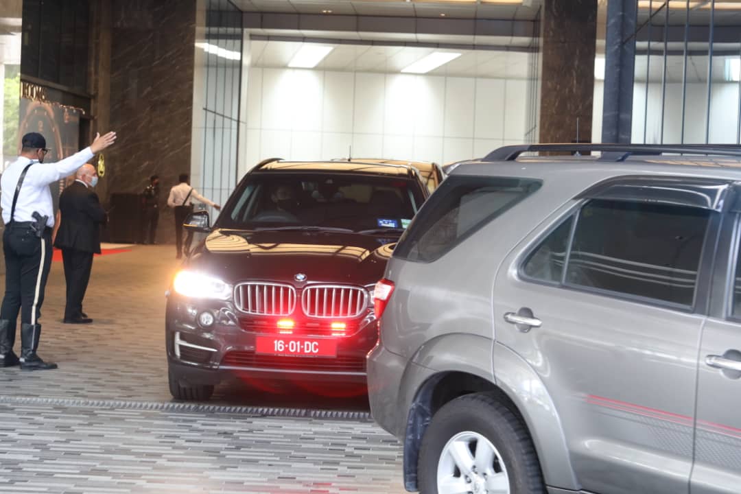 佩洛西抵马高规格护卫 座驾与车队引关注