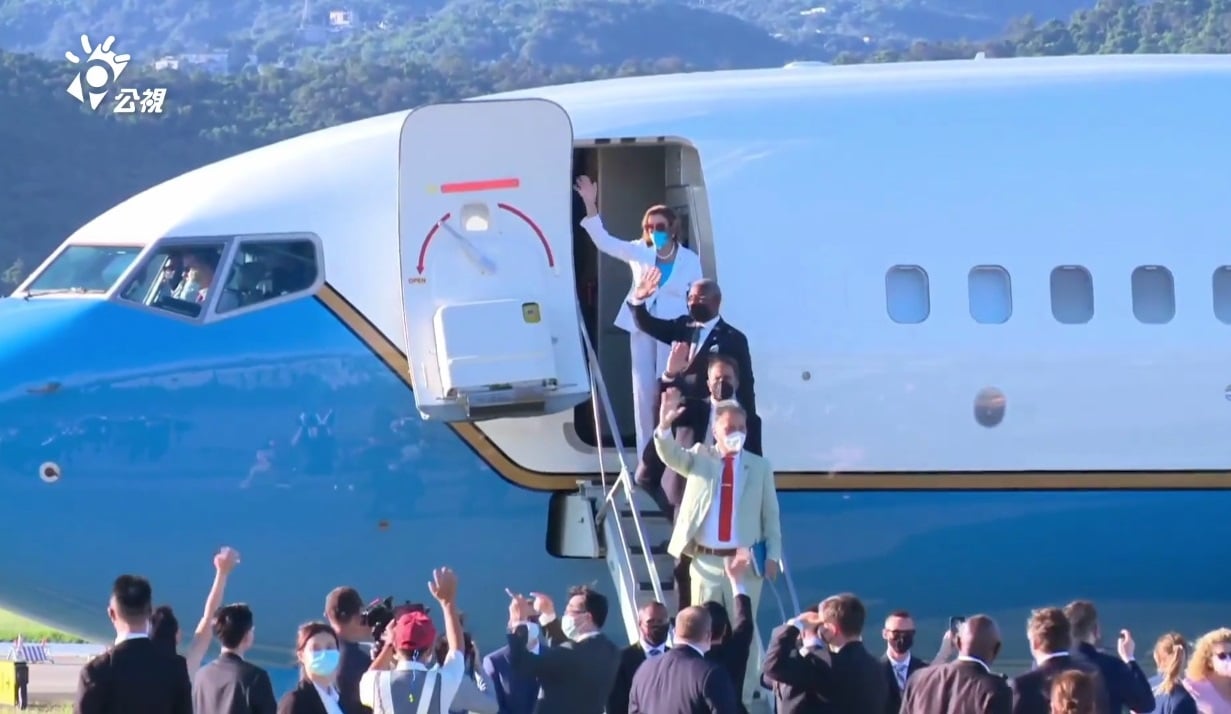 佩洛西离开台湾