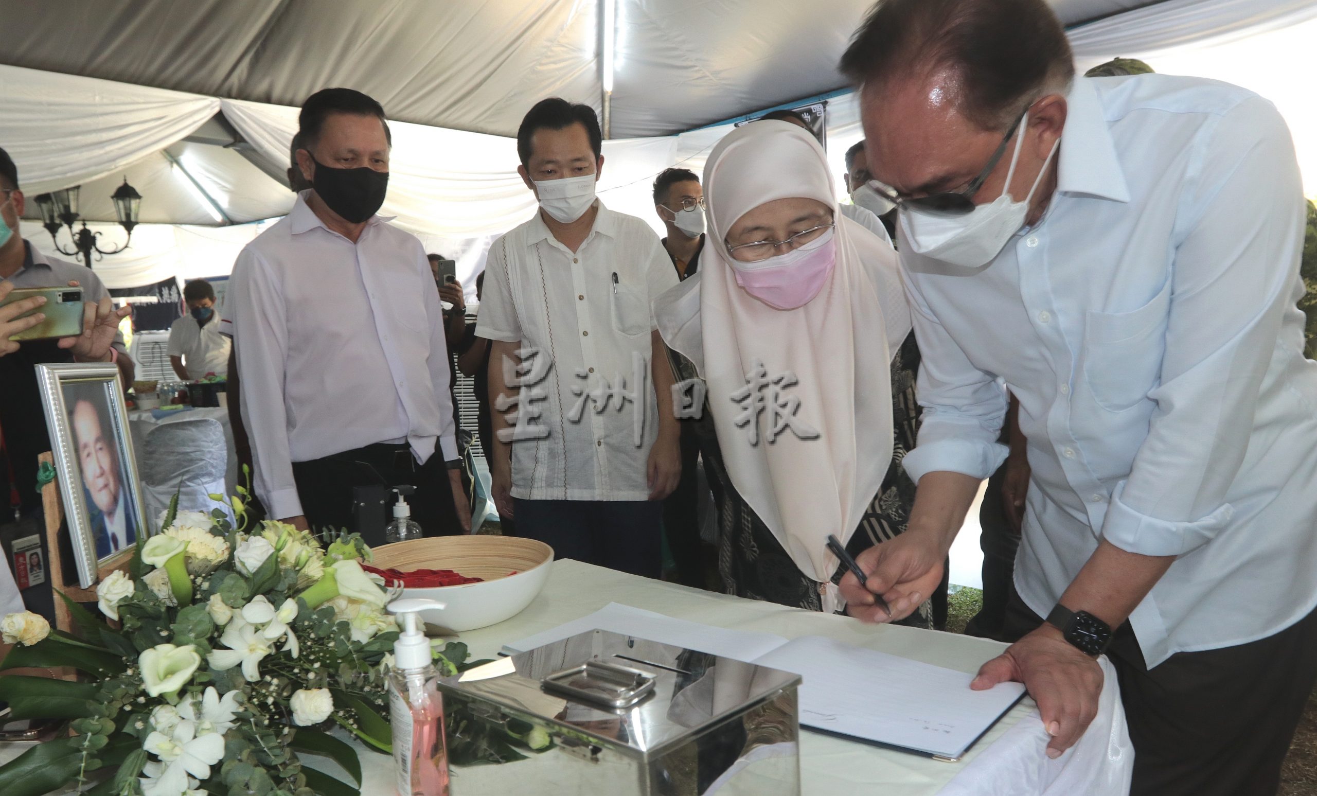 供星洲网/老战友安华缅怀曾敏兴,曾老为他取消90大寿感抱歉