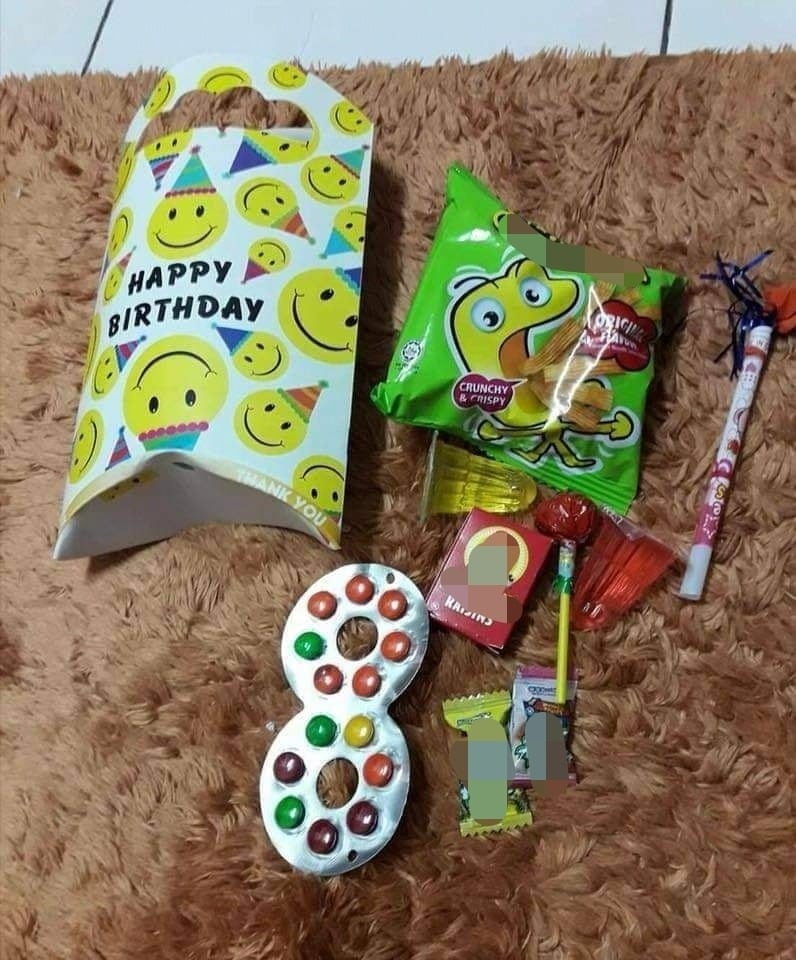  儿子同学办生日会派礼物  母亲不谢反怒：“别以为孩子都爱吃垃圾食物？”