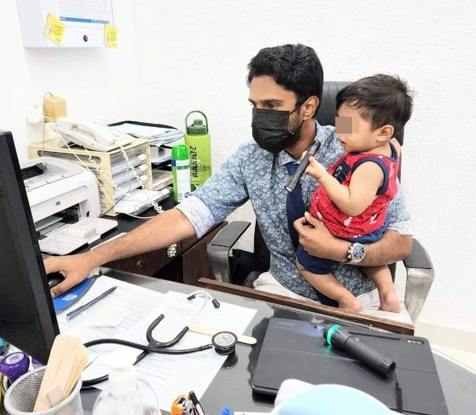 儿子摔破头仍坚守岗位 医生抱伤儿看诊获赞