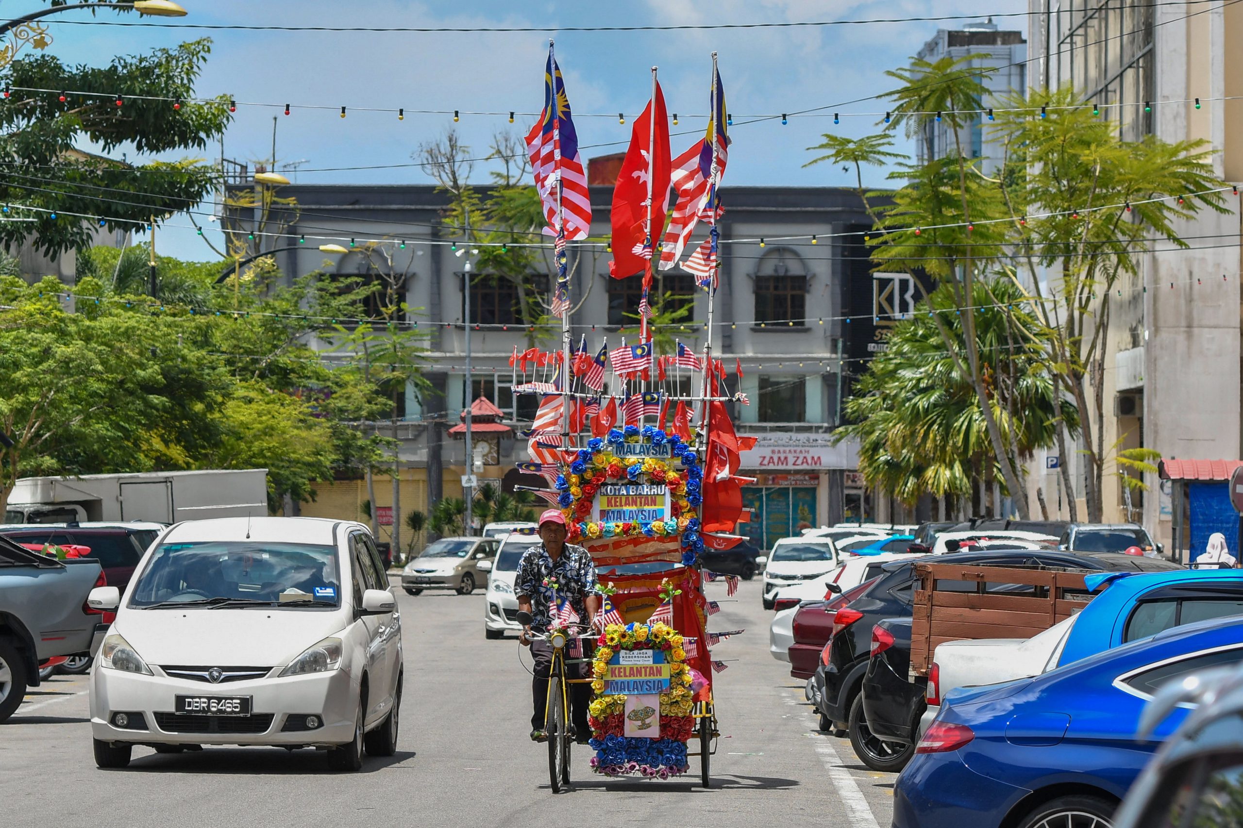 全国封面图:4公尺高国旗饰装三输车