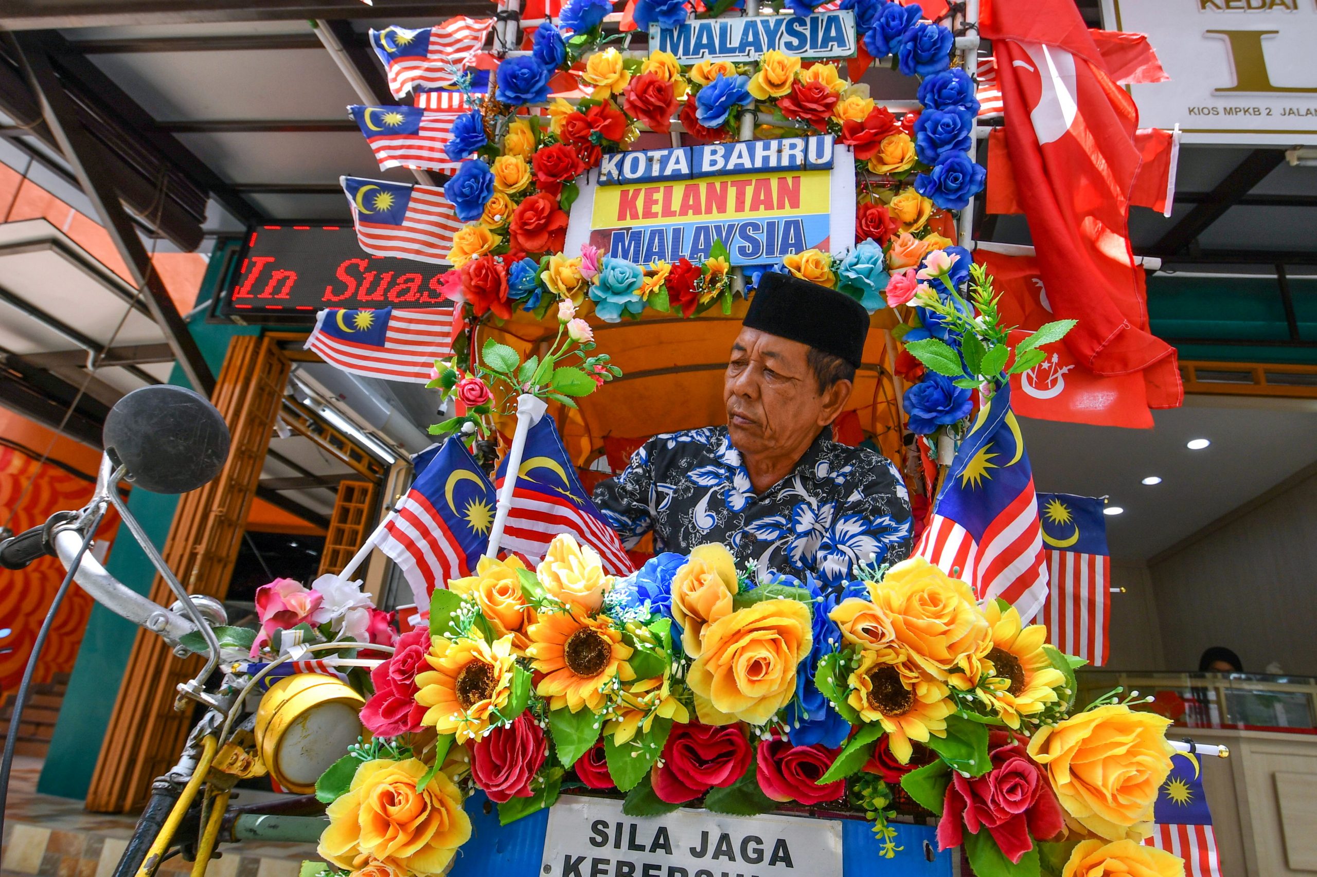 全国封面图:4公尺高国旗饰装三输车