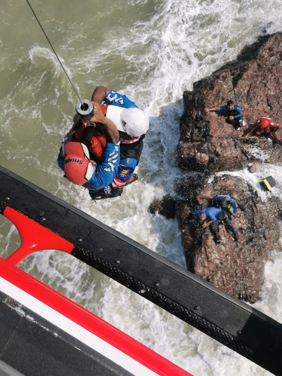 全国/日常训练遇上海上事故,灵机一动改为救援行动!