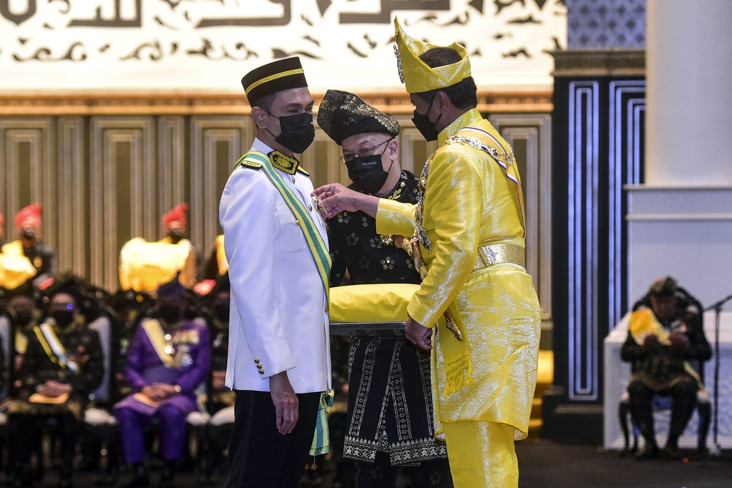 全国:登州苏丹米占再纳阿比丁殿下配合60岁华诞,册封91名有功人士,其中2名资深行政议员赛迪夫巴林及阿里亚斯拉萨荣膺拿督勋衔。