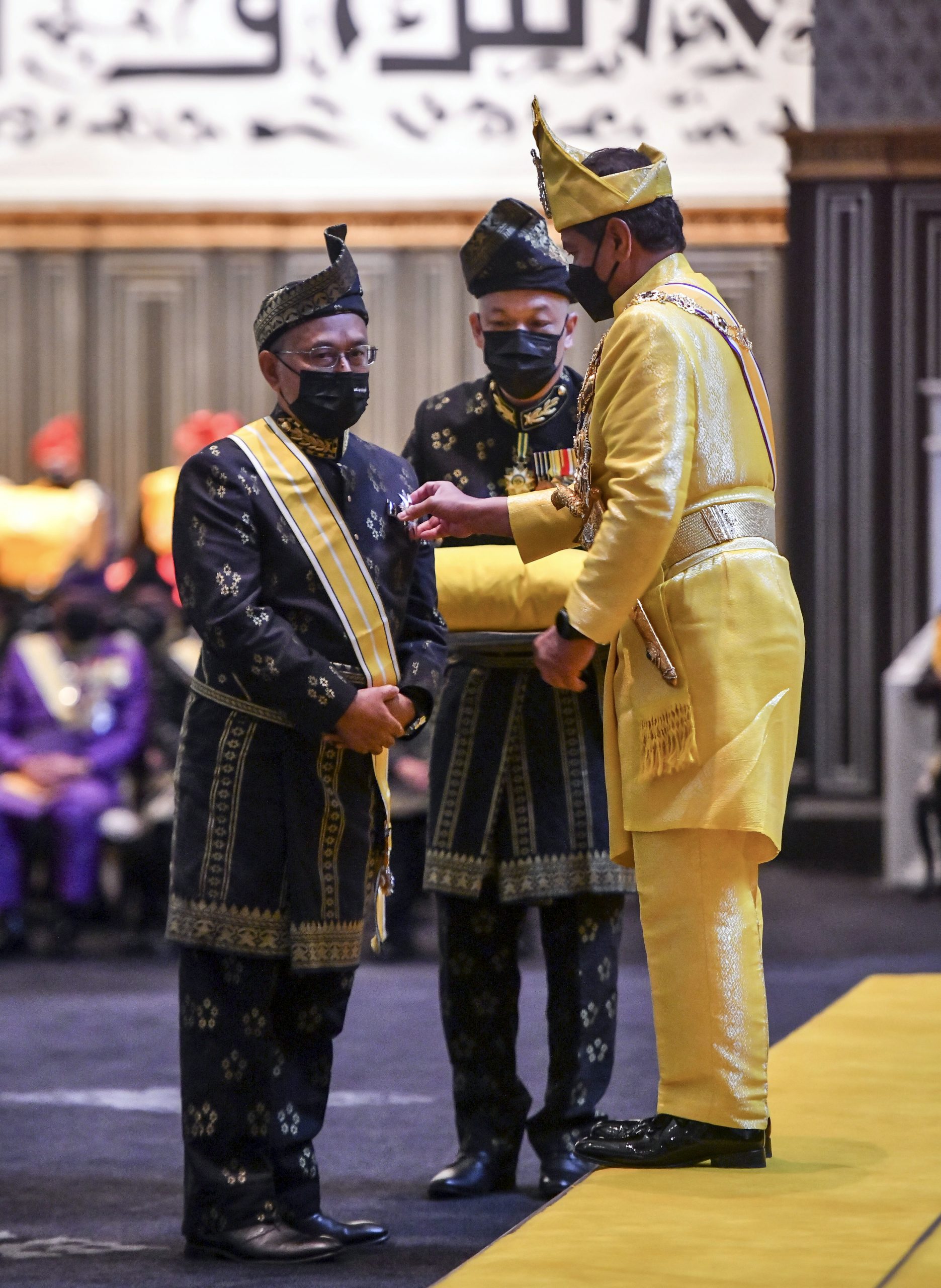 全国:登州苏丹米占再纳阿比丁殿下配合60岁华诞,册封91名有功人士,其中2名资深行政议员赛迪夫巴林及阿里亚斯拉萨荣膺拿督勋衔。